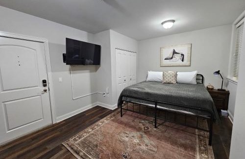 Champaign Apartamento | Cozy King Bed Stay at the Historic Inman - 201