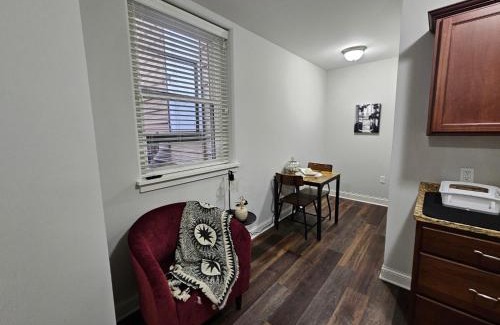 Champaign Apartamento | Cozy King Bed Stay at the Historic Inman - 201