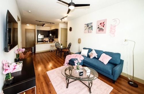 Lindridge-Martin Manor Apartamento | Cozy king bed suite w/ free parking , pool & gym