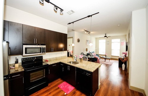 Lindridge-Martin Manor Apartamento | Cozy king bed suite w/ free parking , pool & gym