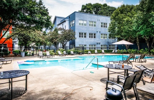 Lindridge-Martin Manor Apartamento | Cozy king bed suite w/ free parking , pool & gym