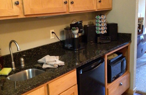 Three Lakes Condominio | Cozy King Studio Retreat for Two, Northernaire Resort – Three Lakes, WI