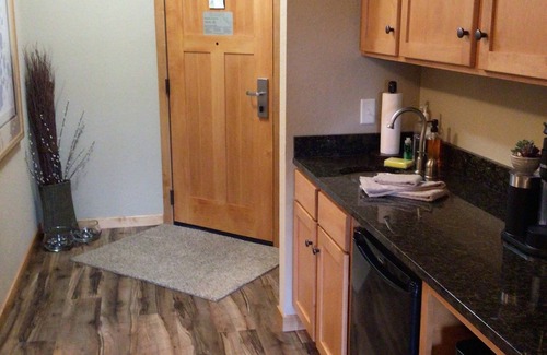 Three Lakes Condominio | Cozy King Studio Retreat for Two, Northernaire Resort – Three Lakes, WI