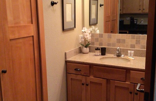 Three Lakes Condominio | Cozy King Studio Retreat for Two, Northernaire Resort – Three Lakes, WI