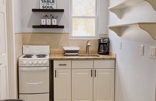 Coram Apartamento | Cozy king suite with kitchen and dining area.