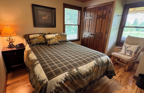 Decker Cabina | Cozy Kingston Cottage -- 3-bedroom Lodge with AC, Peloton Bike, WiFi, and More