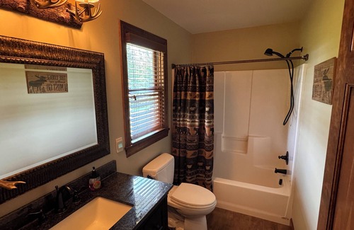 Decker Cabina | Cozy Kingston Cottage -- 3-bedroom Lodge with AC, Peloton Bike, WiFi, and More