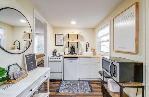 Ashley Oaks Cabaña | Cozy Knoxville Cottage w/ Deck, Grill, Fire Pit!
