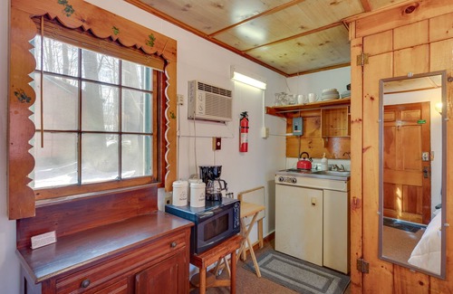 Weirs Beach Apartamento | Cozy Laconia Studio Cabin Near Lake Winnipesaukee!