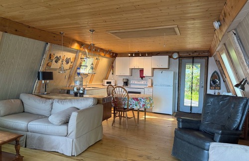 Regional District of Fraser-Fort George Cabina | Cozy lakefront cabin on Nukko Lake.
