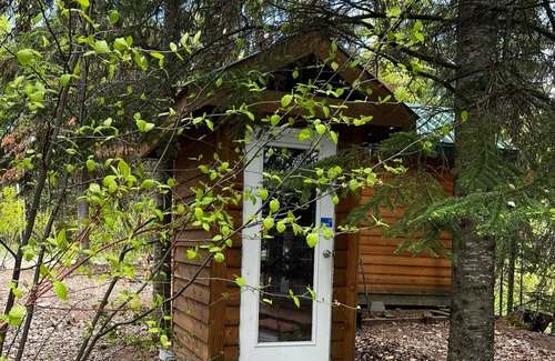 Regional District of Fraser-Fort George Cabina | Cozy lakefront cabin on Nukko Lake.