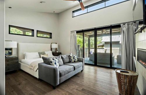 Spicewood Casa | Cozy Lake Cabin - 1BR Pickleball BBQ & Firepit