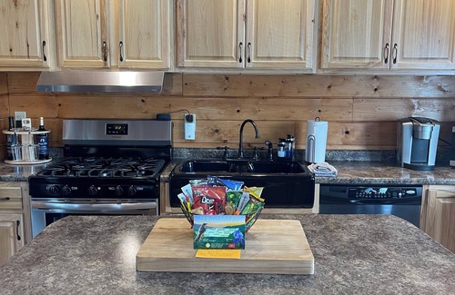 Dandridge Cabina | Cozy LAKE cabin with a view of Douglas Lake in East TN! Sleeps 5!