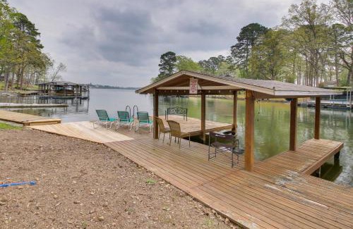 Tanglewood Estates Casa | Cozy Lake Cabin with Dock in Hot Springs Natl Park