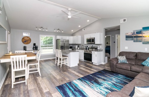 Jamestown Cabaña | Cozy Lake Cumberland Retreat with hot tub, just above Jamestown Marina!