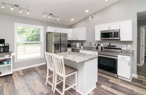 Jamestown Cabaña | Cozy Lake Cumberland Retreat with hot tub, just above Jamestown Marina!