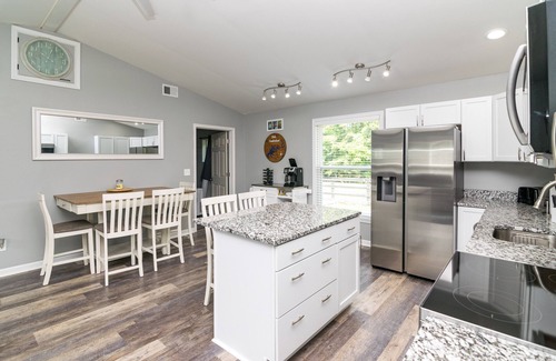 Jamestown Cabaña | Cozy Lake Cumberland Retreat with hot tub, just above Jamestown Marina!