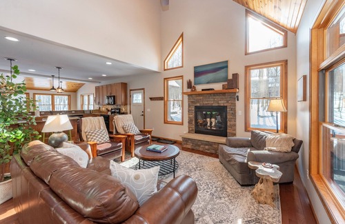 Mountainside Casa | Cozy Lake Escape w/ Pool Table & Porch Views