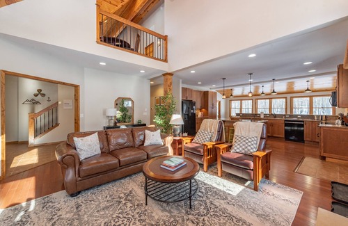 Mountainside Casa | Cozy Lake Escape w/ Pool Table & Porch Views