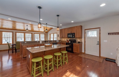 Mountainside Casa | Cozy Lake Escape w/ Pool Table & Porch Views