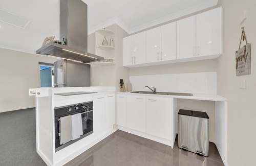 Cranbourne West Apartamento | Cozy lake front apartment