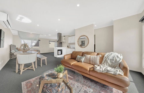 Cranbourne West Apartamento | Cozy lake front apartment