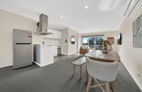 Cranbourne West Apartamento | Cozy lake front apartment