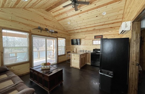 Grove Cabina | Cozy lake front Cabin that's perfect for two!