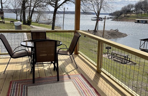 Grove Cabina | Cozy lake front Cabin that's perfect for two!