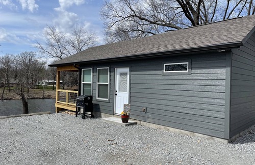 Grove Cabina | Cozy lake front Cabin that's perfect for two!