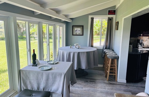 Clermont Cabaña | Cozy Lake Front Cottage