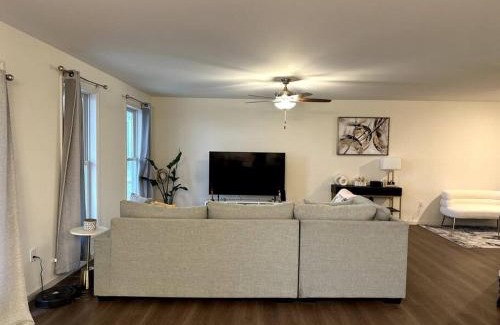 St. Charles Casa | Cozy Lake Front Home in St Charles