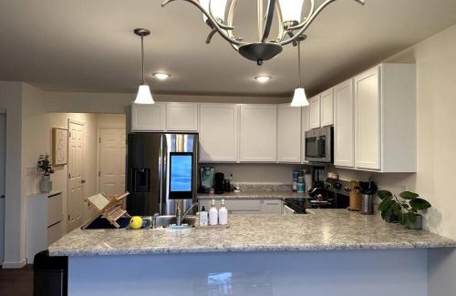 St. Charles Casa | Cozy Lake Front Home in St Charles