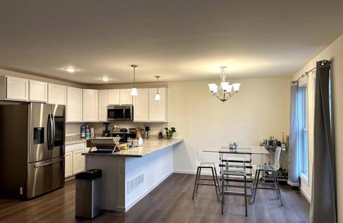 St. Charles Casa | Cozy Lake Front Home in St Charles