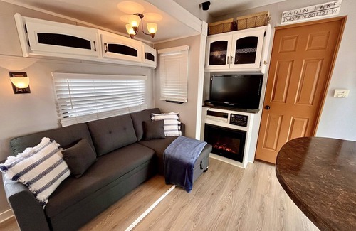New London Casa | Cozy Lake Getaway at Badin Shores Resort! Beach - Pool - FUN!