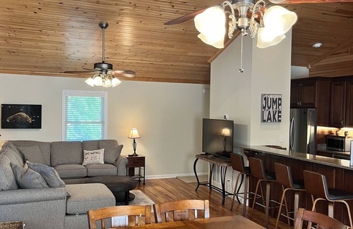 Lavonia Casa | Cozy Lake Hartwell Cabin - Beautiful dock views! Bring your boat and your pet!
