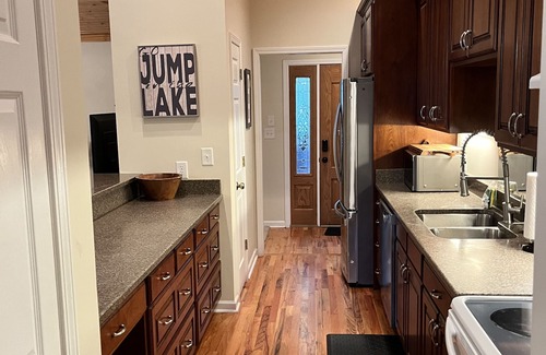 Lavonia Casa | Cozy Lake Hartwell Cabin - Beautiful dock views! Bring your boat and your pet!