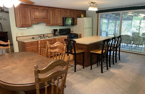 Foster Casa | Cozy Lake House: Ark Encounter, Kincaid Lake, KY- Fishing, Scenic Get-Away