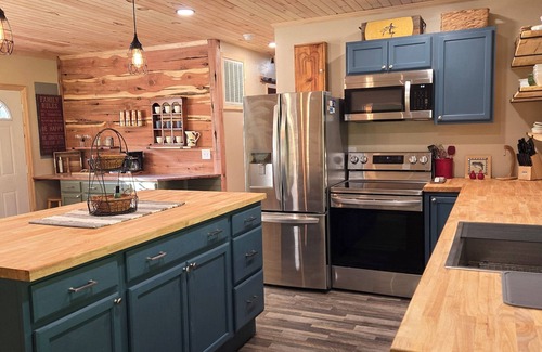 Cadiz Casa | Cozy lake house w/ spacious deck, BBQ/fire pit. Boat ramp1 mi away Pet friendly!