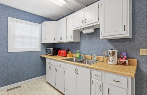 Johnson City Casa | Cozy lake house with large deck- close to town