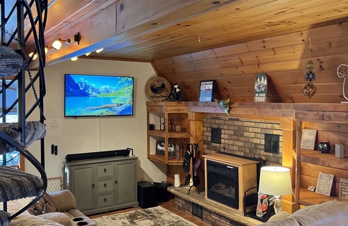 Poynette Casa | Cozy lake house with a hot-tub!!