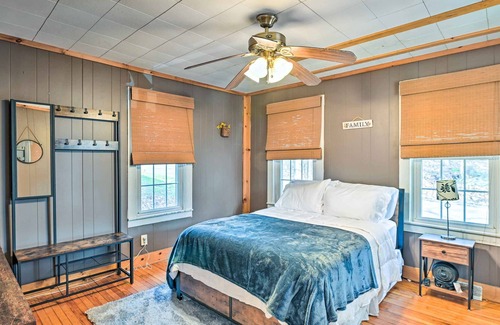 Lake Luzerne-Hadley Casa | Cozy Lake Luzerne Getaway w/ Fire Pit!