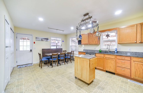 Lake Luzerne-Hadley Casa | Cozy Lake Luzerne Home - 1 Mi to Wayside Beach!