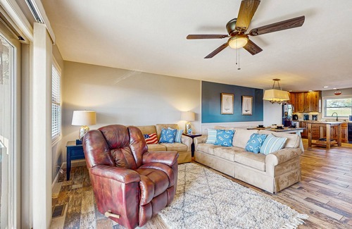 La Follette Condominio | Cozy Lake-View Condo w/ private washer/dryer and shared tennis court & pool