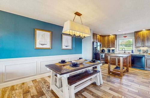 La Follette Condominio | Cozy Lake-View Condo w/ private washer/dryer and shared tennis court & pool