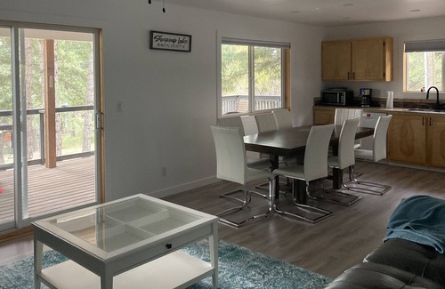 Anglemont Casa | Cozy Lake View Cottage - 2 minute walk to the beach!
