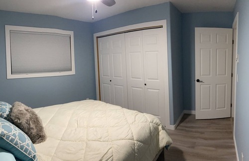 Anglemont Casa | Cozy Lake View Cottage - 2 minute walk to the beach!
