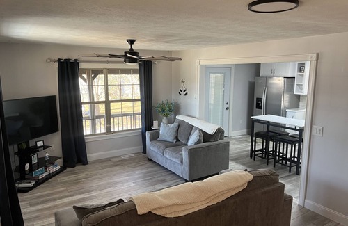 Byrdstown Casa | Cozy Lake View Cottage 2 minutes to Sunset Marina on Beautiful Dale Hollow Lake.