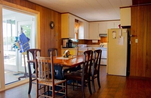 Meredith Cabaña | Cozy Lake Winnisquam retreat for 6 with dock and swimming