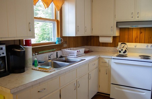Meredith Cabaña | Cozy Lake Winnisquam retreat for 6 with dock and swimming